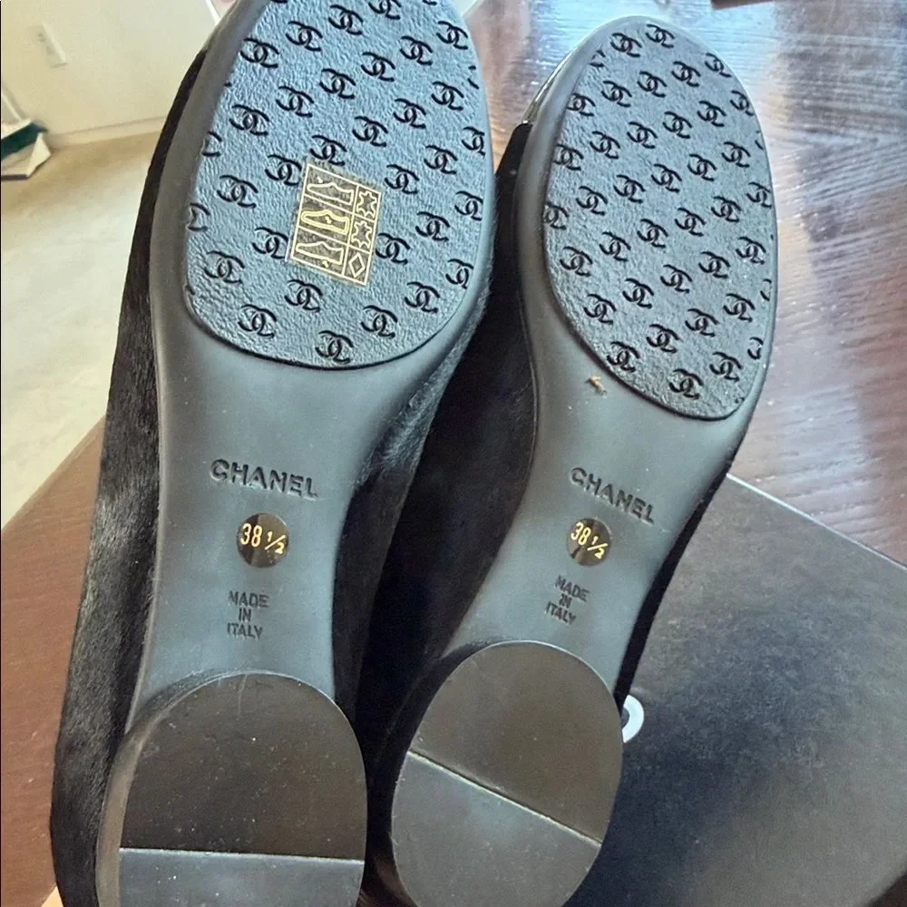 NEW CHANEL Black Flats with Logo Detail 38.5